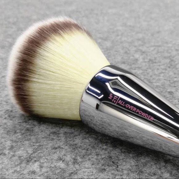 it cosmetics Other - 🆕! Live Beauty Fully All Over Powder Brush #211